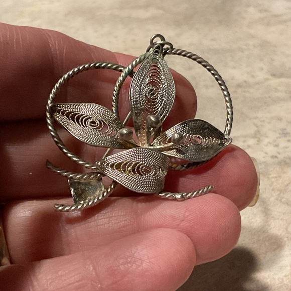Vintage Filigree Brooch floral 1.5” silver plated - Picture 6 of 13